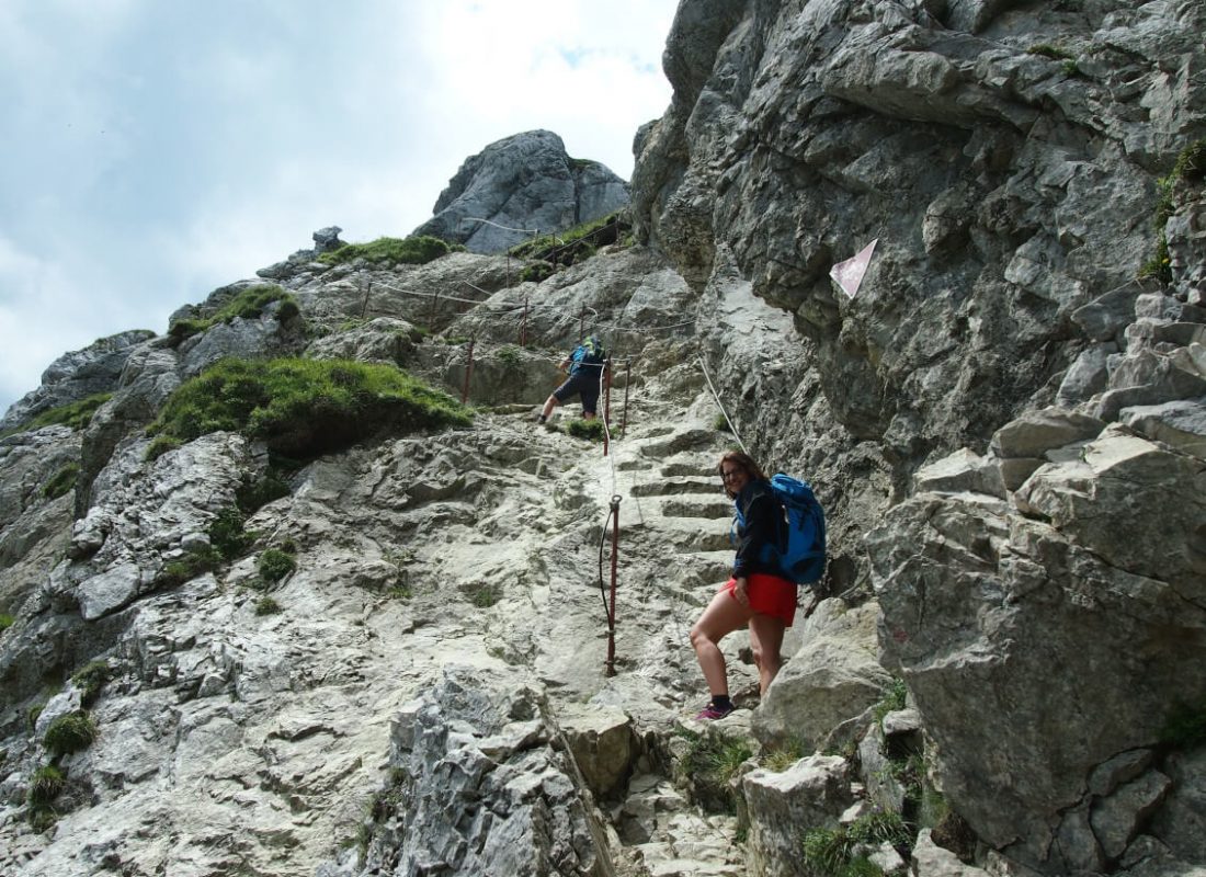 wanderung-rote-flueh-felstritte-drahtseil-sicherung